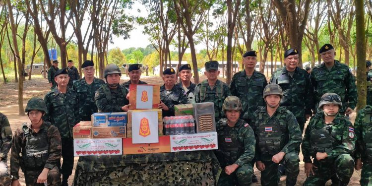 (สุรินทร์) แม่ทัพภาคที่ 3 ลงพื้นที่ตรวจเยี่ยมกำลังพล ในสังกัดกองทัพภาคที่ 3 ที่ปฏิบัติงานในพื้นที่กองทัพภาคที่ 2 แนวชายแดนไทย - กัมพูชา ย้ำต้องมีความพร้อม ตลอดเวลา เพื่อชาติ ศาสตร์ กษัตริย์ และพี่น้องประชาชน 12 (สุรินทร์) แม่ทัพภาคที่ 3 ลงพื้นที่ตรวจเยี่ยมกำลังพล ในสังกัดกองทัพภาคที่ 3 ที่ปฏิบัติงานในพื้นที่กองทัพภาคที่ 2 แนวชายแดนไทย – กัมพูชา ย้ำต้องมีความพร้อม ตลอดเวลา เพื่อชาติ ศาสตร์ กษัตริย์ และพี่น้องประชาชน