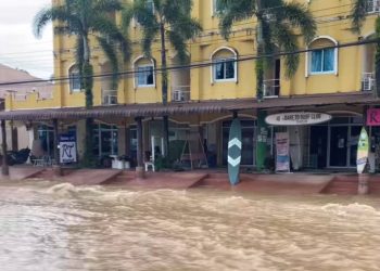 พังงา-เขาหลัก สภาพน้ำป่าไหลหลากเข้าท่วมแหล่งท่องเที่ยวชื่อดังระดับโลกย่านเขาหลัก ได้รับผลกระทบ7 หมู่บ้าน