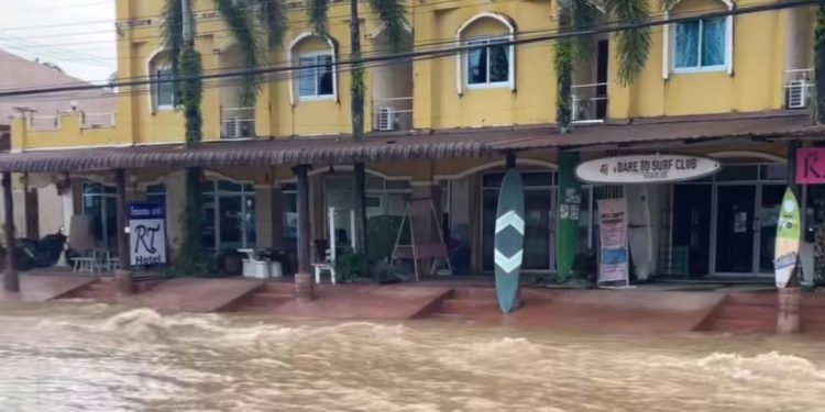 พังงา-เขาหลัก สภาพน้ำป่าไหลหลากเข้าท่วมแหล่งท่องเที่ยวชื่อดังระดับโลกย่านเขาหลัก ได้รับผลกระทบ7 หมู่บ้าน 12 พังงา-เขาหลัก สภาพน้ำป่าไหลหลากเข้าท่วมแหล่งท่องเที่ยวชื่อดังระดับโลกย่านเขาหลัก ได้รับผลกระทบ7 หมู่บ้าน