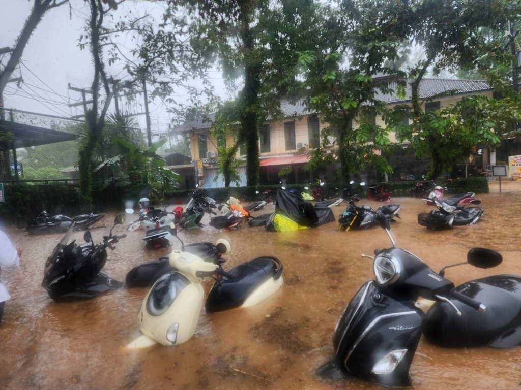 พังงา-เขาหลัก สภาพน้ำป่าไหลหลากเข้าท่วมแหล่งท่องเที่ยวชื่อดังระดับโลกย่านเขาหลัก ได้รับผลกระทบ7 หมู่บ้าน 13 Talknews Online