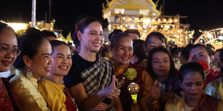 ยโสธร รมว.ซาบีดาเปิดงานเทศกาลจุดไฟตูมกา หนึ่งเดียวในโลก 12 ยโสธร รมว.ซาบีดาเปิดงานเทศกาลจุดไฟตูมกา หนึ่งเดียวในโลก