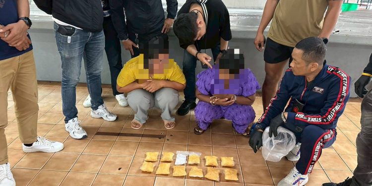 พังงา ชุดปฏิบัติการพิเศษฝ่ายปกครอง “เอราวัณ” พังงา จับสองสาวชาวเมียนมานั่งรถโดยสารแอบซุกซ่อนยาไอซ์ในชุดชั้นในลักลอบขนจากประเทศเพื่อนบ้านมาจำหน่ายในพื้นที่จังหวัดพังงา มูลค่า 2 ล้านบาท