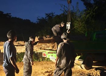 “ธนรัตน์ แปงใจ” ผอ.สจป.3 แพร่ “สั่งให้” หน่วยป้องกันรักษาป่าที่นน.16 (นาน้อย)ร่วมกับฝ่ายปกครอง อ.นาน้อยฯ ตรวจยึดไม้สักท่อน เขตป่าสงวนแห่งชาติท้องที่บ้านทัพม่านฯ