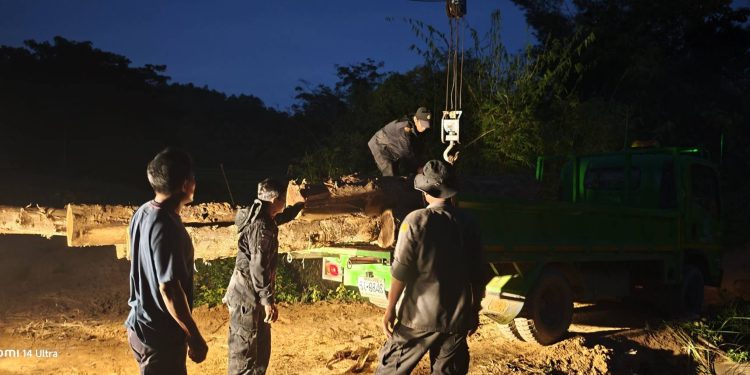 "ธนรัตน์ แปงใจ" ผอ.สจป.3 แพร่ "สั่งให้" หน่วยป้องกันรักษาป่าที่นน.16 (นาน้อย)ร่วมกับฝ่ายปกครอง อ.นาน้อยฯ ตรวจยึดไม้สักท่อน เขตป่าสงวนแห่งชาติท้องที่บ้านทัพม่านฯ 12 “ธนรัตน์ แปงใจ” ผอ.สจป.3 แพร่ “สั่งให้” หน่วยป้องกันรักษาป่าที่นน.16 (นาน้อย)ร่วมกับฝ่ายปกครอง อ.นาน้อยฯ ตรวจยึดไม้สักท่อน เขตป่าสงวนแห่งชาติท้องที่บ้านทัพม่านฯ