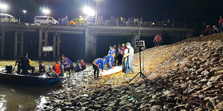 กาญจนบุรี – สุดสลดเพิ่งมีรับตำแหน่งวันแรก กรมส่งเสริมการเกษตร สูญเสียนักวิชาการเกษตรชำนาญการดับคาที่!! รถกระบะตกสะพานหลังมารายงานตัววันแรกที่กาญจนบุรี