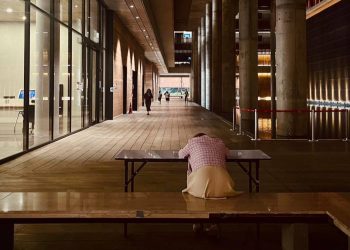 สกลนคร สาววูบกลางสภา ขณะร้องทุกข์ถึงกรรมาธิการฯ