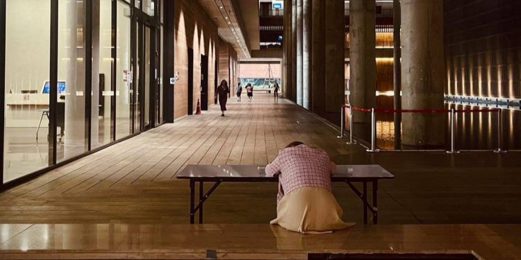 สกลนคร สาววูบกลางสภา ขณะร้องทุกข์ถึงกรรมาธิการฯ 12 สกลนคร สาววูบกลางสภา ขณะร้องทุกข์ถึงกรรมาธิการฯ