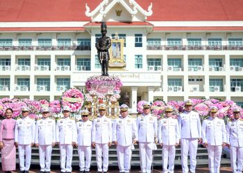 ผู้การฯกาฬสินธุ์นำข้าราชการตำรวจร่วมพิธีวางพวงมาลาและถวายราชสดุดี “วันปิยมหาราช”