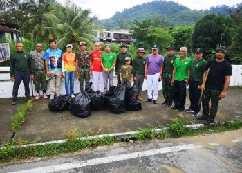 พังงา – นายอำเภอตะกั่วป่า พร้อมหน่วยงานประชาชนจิตอาสาร่วมพัฒนาปรับภูมิทัศน์พื้นที่ประสบภัยน้ำท่วมขังในพื้นที่เขาหลัก