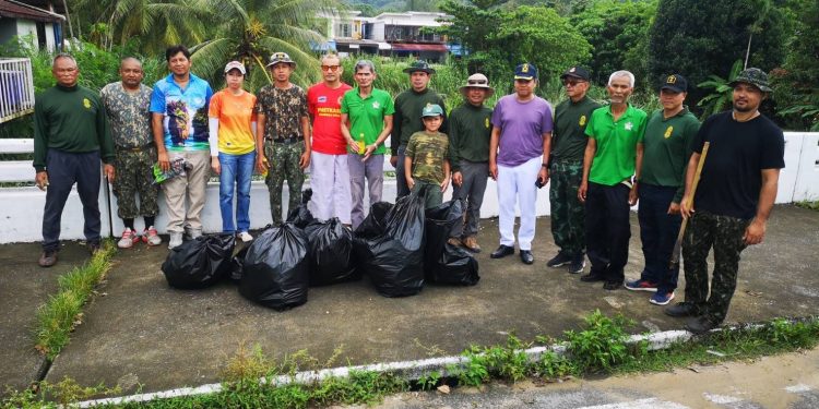พังงา - นายอำเภอตะกั่วป่า พร้อมหน่วยงานประชาชนจิตอาสาร่วมพัฒนาปรับภูมิทัศน์พื้นที่ประสบภัยน้ำท่วมขังในพื้นที่เขาหลัก 12 พังงา – นายอำเภอตะกั่วป่า พร้อมหน่วยงานประชาชนจิตอาสาร่วมพัฒนาปรับภูมิทัศน์พื้นที่ประสบภัยน้ำท่วมขังในพื้นที่เขาหลัก