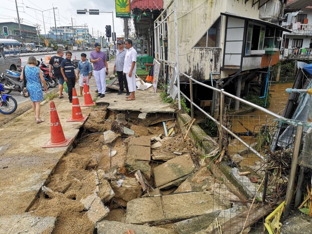 พังงา - นายอำเภอตะกั่วป่า พร้อมหน่วยงานประชาชนจิตอาสาร่วมพัฒนาปรับภูมิทัศน์พื้นที่ประสบภัยน้ำท่วมขังในพื้นที่เขาหลัก 13 Talknews Online