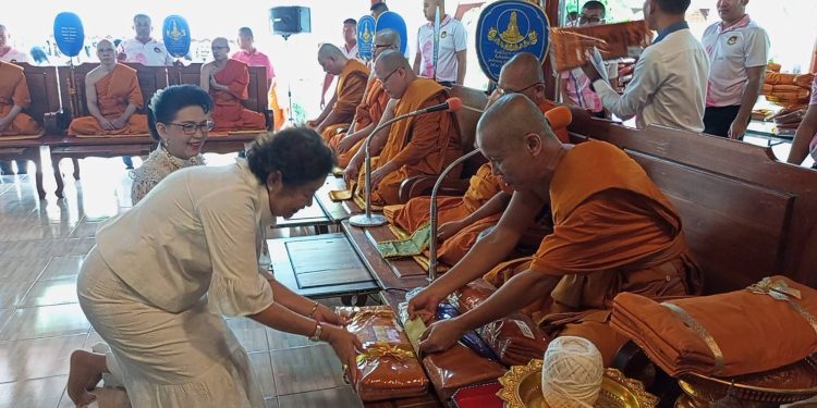 สิงห์บุรี / พิธีทอดกฐินสามัคคี ณ วัดหน้าพระธาตุ รวมใจทำบุญกฐินสามัคคี สืบสานพุทธศาสนาอย่างยิ่งใหญ่ 12 สิงห์บุรี / พิธีทอดกฐินสามัคคี ณ วัดหน้าพระธาตุ รวมใจทำบุญกฐินสามัคคี สืบสานพุทธศาสนาอย่างยิ่งใหญ่