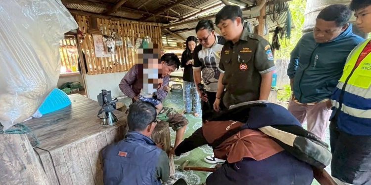 ระทึก !!!! สมาคมกู้ภัยเด่นชัยร่วมบุญ "เข้าช่วยเหลือ" เด็กชายขาติดร่องไม้ ต้องใช้เครื่องตัดถ่าง นำส่ง รพ.ยุพราชเด่นชัย 12 ระทึก !!!! สมาคมกู้ภัยเด่นชัยร่วมบุญ “เข้าช่วยเหลือ” เด็กชายขาติดร่องไม้ ต้องใช้เครื่องตัดถ่าง นำส่ง รพ.ยุพราชเด่นชัย