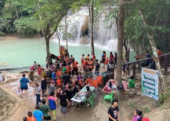 กาญจนบุรี - มท.3 เชิญสื่อมวลชนในจังหวัดกาญจน์ ดื่มกาแฟ พูดถึงแนวคิดการแก้ไขพัฒนาปัญหาช้างป่า ให้เป็นแหล่งท่องเที่ยว รวมถึงบ้านอีต่องแบบยั่งยืน สุดท้าย พูดถึงเลือกตั้งที่จะมาถึงภูมิใจไทยต้องการได้ สส.ทั้ง 5 เขต 15 กาญจนบุรี – มท.3 เชิญสื่อมวลชนในจังหวัดกาญจน์ ดื่มกาแฟ พูดถึงแนวคิดการแก้ไขพัฒนาปัญหาช้างป่า ให้เป็นแหล่งท่องเที่ยว รวมถึงบ้านอีต่องแบบยั่งยืน สุดท้าย พูดถึงเลือกตั้งที่จะมาถึงภูมิใจไทยต้องการได้ สส.ทั้ง 5 เขต