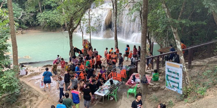 กาญจนบุรี - มท.3 เชิญสื่อมวลชนในจังหวัดกาญจน์ ดื่มกาแฟ พูดถึงแนวคิดการแก้ไขพัฒนาปัญหาช้างป่า ให้เป็นแหล่งท่องเที่ยว รวมถึงบ้านอีต่องแบบยั่งยืน สุดท้าย พูดถึงเลือกตั้งที่จะมาถึงภูมิใจไทยต้องการได้ สส.ทั้ง 5 เขต 12 กาญจนบุรี – มท.3 เชิญสื่อมวลชนในจังหวัดกาญจน์ ดื่มกาแฟ พูดถึงแนวคิดการแก้ไขพัฒนาปัญหาช้างป่า ให้เป็นแหล่งท่องเที่ยว รวมถึงบ้านอีต่องแบบยั่งยืน สุดท้าย พูดถึงเลือกตั้งที่จะมาถึงภูมิใจไทยต้องการได้ สส.ทั้ง 5 เขต