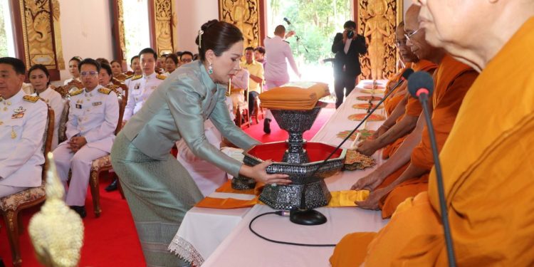 พระบาทสมเด็จพระเจ้าอยู่หัว โปรดเกล้าฯ พระราชทานผ้าพระกฐิน ณ วัดเซกาเจติยาราม จังหวัดบึงกาฬ 12 พระบาทสมเด็จพระเจ้าอยู่หัว โปรดเกล้าฯ พระราชทานผ้าพระกฐิน ณ วัดเซกาเจติยาราม จังหวัดบึงกาฬ