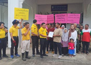 พังงา – ชาวประมงพื้นบ้านในไร่ เดือดร้อนหนักบุกศาลากลางชูป้ายตะโกนเรียกผู้ว่าให้ช่วยด้วยหลังได้รับผลกระทบจากปัญหาแหล่งที่อยู่ทำกินของกรมเจ้าท่า