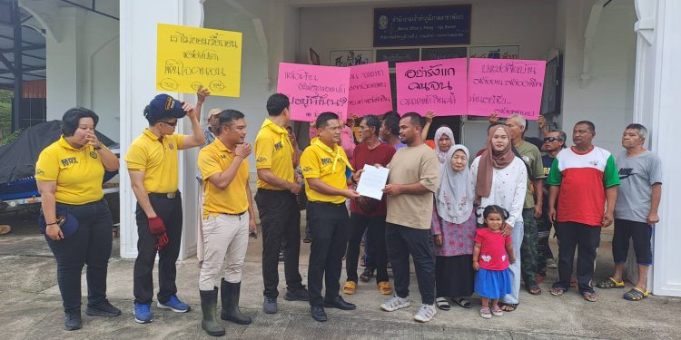 พังงา – ชาวประมงพื้นบ้านในไร่ เดือดร้อนหนักบุกศาลากลางชูป้ายตะโกนเรียกผู้ว่าให้ช่วยด้วยหลังได้รับผลกระทบจากปัญหาแหล่งที่อยู่ทำกินของกรมเจ้าท่า