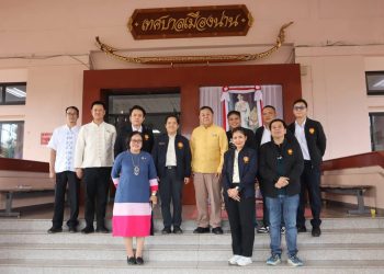 นายกเทศมนตรีเมืองน่าน ให้การต้อนรับสมาชิกวุฒิสภา ภิญญาพัชญ์ ศันสนียชีวินในโอกาสลงพื้นที่ช่วยเหลือประชาชนผู้ประสบภัยน้ำท่วมจังหวัดน่าน 35 นายกเทศมนตรีเมืองน่าน ให้การต้อนรับสมาชิกวุฒิสภา ภิญญาพัชญ์ ศันสนียชีวินในโอกาสลงพื้นที่ช่วยเหลือประชาชนผู้ประสบภัยน้ำท่วมจังหวัดน่าน