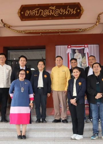 นายกเทศมนตรีเมืองน่าน ให้การต้อนรับสมาชิกวุฒิสภา ภิญญาพัชญ์ ศันสนียชีวินในโอกาสลงพื้นที่ช่วยเหลือประชาชนผู้ประสบภัยน้ำท่วมจังหวัดน่าน