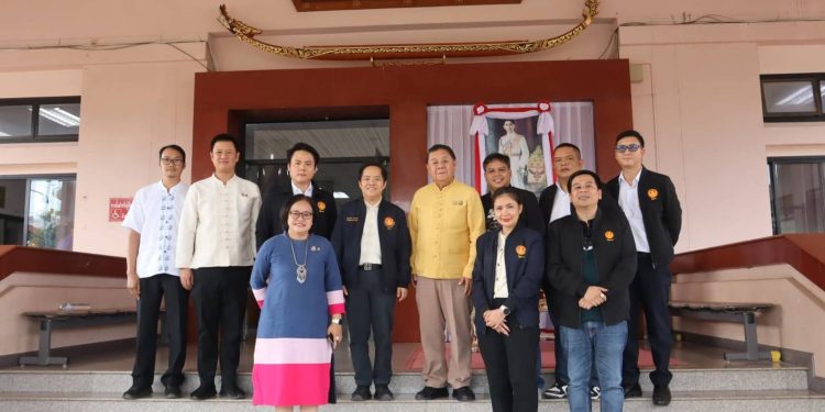 นายกเทศมนตรีเมืองน่าน ให้การต้อนรับสมาชิกวุฒิสภา ภิญญาพัชญ์ ศันสนียชีวินในโอกาสลงพื้นที่ช่วยเหลือประชาชนผู้ประสบภัยน้ำท่วมจังหวัดน่าน 12 นายกเทศมนตรีเมืองน่าน ให้การต้อนรับสมาชิกวุฒิสภา ภิญญาพัชญ์ ศันสนียชีวินในโอกาสลงพื้นที่ช่วยเหลือประชาชนผู้ประสบภัยน้ำท่วมจังหวัดน่าน