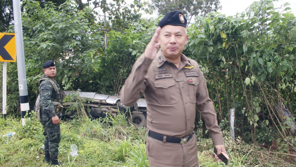 กาญจนบุรี – รถกระบะตู้ทึบขนต่างด้าวซิ่ง ล้อหลังซ้ายหลุดรถเสียหลักแหกโค้ง ดับ 4 เจ็บ 29 ยังมีหนีเข้าป่าบางส่วน ส่วนคนขับอยู่ระหว่างการตรวจสอบ 13 Talknews Online