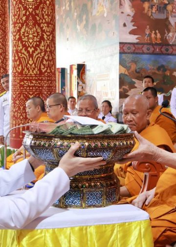 สกลนคร กรมศิลปากร เชิญผ้าพระกฐินพระราชทานไปทอดถวายแด่พระสงฆ์ ณ วัดพระธาตุเชิงชุมวรวิหาร อำเภอเมือง จังหวัดสกลนคร
