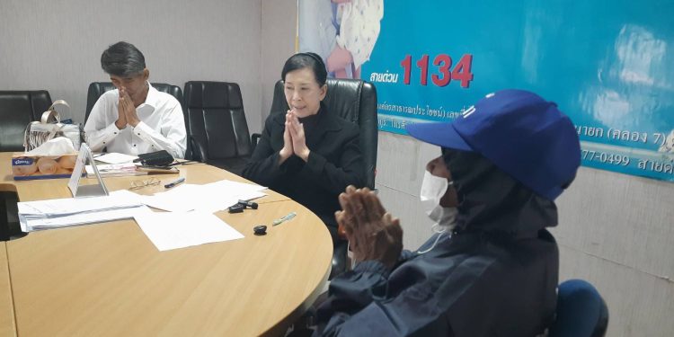 ปทุมธานี ย่าวัย 70 ปี จูงมือหลานสาววัย 4 ขวบ เดินทางจาก จ.จันทบุรี ร้อง "ปวีณา" หลานสาวถูกอดีต พ่อเลี้ยงวัย 64 ปี อาชีพปล่อยเงินกู้ ล่วงละเมิดทางเพศจนอวัยวะเพศติดเชื้อ 12 ปทุมธานี ย่าวัย 70 ปี จูงมือหลานสาววัย 4 ขวบ เดินทางจาก จ.จันทบุรี ร้อง “ปวีณา” หลานสาวถูกอดีต พ่อเลี้ยงวัย 64 ปี อาชีพปล่อยเงินกู้ ล่วงละเมิดทางเพศจนอวัยวะเพศติดเชื้อ