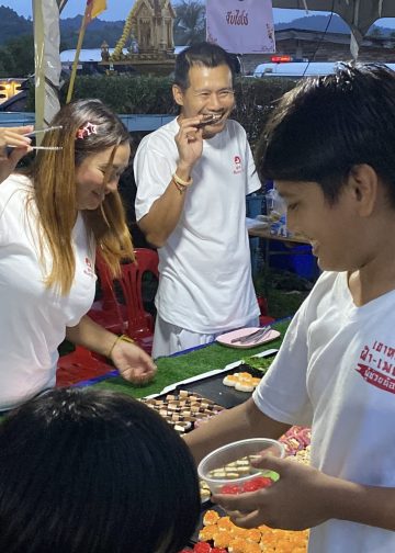 คึกคัก นักท่องเที่ยว และ ประชาชน กว่า 1,000 คนแห่ ร่วม “กินเจ อิ่มบุญ”