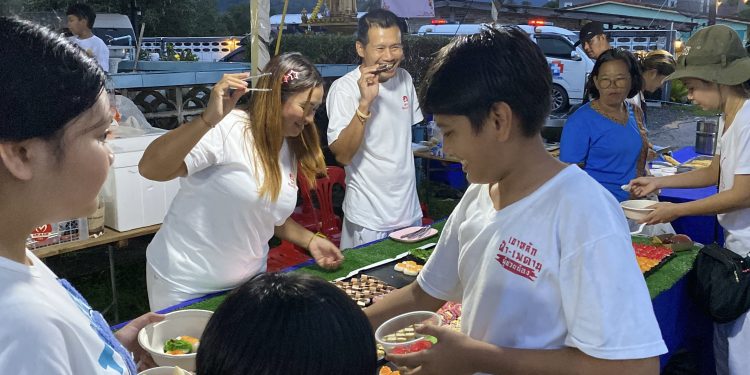คึกคัก นักท่องเที่ยว และ ประชาชน กว่า 1,000 คนแห่ ร่วม “กินเจ อิ่มบุญ” 12 คึกคัก นักท่องเที่ยว และ ประชาชน กว่า 1,000 คนแห่ ร่วม “กินเจ อิ่มบุญ”
