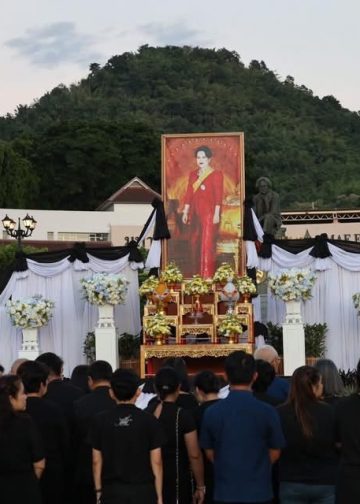 มหาวิทยาลัยแม่ฟ้าหลวง ร่วมจุดเทียนน้อมรำลึกในพระมหากรุณาธิคุณ “สมเด็จพระนางเจ้าสิริกิติ์ พระบรมราชินีนาถ พระบรมราชชนนีพันปีหลวง” 14 มหาวิทยาลัยแม่ฟ้าหลวง ร่วมจุดเทียนน้อมรำลึกในพระมหากรุณาธิคุณ “สมเด็จพระนางเจ้าสิริกิติ์ พระบรมราชินีนาถ พระบรมราชชนนีพันปีหลวง”