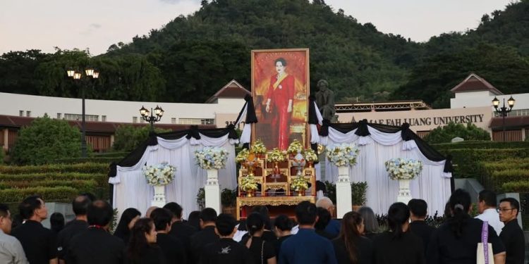 มหาวิทยาลัยแม่ฟ้าหลวง ร่วมจุดเทียนน้อมรำลึกในพระมหากรุณาธิคุณ “สมเด็จพระนางเจ้าสิริกิติ์ พระบรมราชินีนาถ พระบรมราชชนนีพันปีหลวง” 12 มหาวิทยาลัยแม่ฟ้าหลวง ร่วมจุดเทียนน้อมรำลึกในพระมหากรุณาธิคุณ “สมเด็จพระนางเจ้าสิริกิติ์ พระบรมราชินีนาถ พระบรมราชชนนีพันปีหลวง”