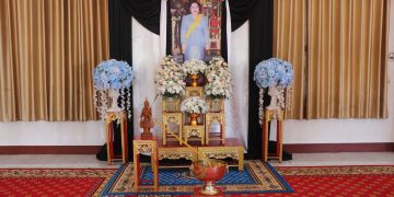 จังหวัดแม่ฮ่องสอน ประกอบพิธีถวายสักการะพระบรมศพ เบื้องหน้าพระฉายาลักษณ์ สมเด็จพระนางเจ้าสิริกิติ์ พระบรมราชินีนาถ พระบรมราชชนนีพันปีหลวง 29 จังหวัดแม่ฮ่องสอน ประกอบพิธีถวายสักการะพระบรมศพ เบื้องหน้าพระฉายาลักษณ์ สมเด็จพระนางเจ้าสิริกิติ์ พระบรมราชินีนาถ พระบรมราชชนนีพันปีหลวง