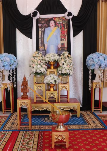 จังหวัดแม่ฮ่องสอน ประกอบพิธีถวายสักการะพระบรมศพ เบื้องหน้าพระฉายาลักษณ์ สมเด็จพระนางเจ้าสิริกิติ์ พระบรมราชินีนาถ พระบรมราชชนนีพันปีหลวง
