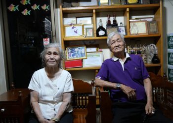 กาญจนบุรี - ผู้สูงอายุ อำเภอทองผาภูมิ ที่เคยเข้าเฝ้าพระราชกรณียกิจของสมเด็จพระบรมราชชนนีพันปีหลวง ที่บ้านทิพุเย โครงการอันเนื่องมาจากพระราชดำริสอนการทอผ้าให้กับชาวเขา รู้สึกเสียใจเป็นอย่างมาก ส่วนกลุ่มวัยรุ่นสวมชุดสีดำ ร้านค้าเสื้อรายใหญ่ลูกค้าหาสั่งชุดดำไว้สวมใส่ 18 กาญจนบุรี – ผู้สูงอายุ อำเภอทองผาภูมิ ที่เคยเข้าเฝ้าพระราชกรณียกิจของสมเด็จพระบรมราชชนนีพันปีหลวง ที่บ้านทิพุเย โครงการอันเนื่องมาจากพระราชดำริสอนการทอผ้าให้กับชาวเขา รู้สึกเสียใจเป็นอย่างมาก ส่วนกลุ่มวัยรุ่นสวมชุดสีดำ ร้านค้าเสื้อรายใหญ่ลูกค้าหาสั่งชุดดำไว้สวมใส่