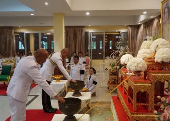 ปราจีนบุรึ พิธีถวายน้ำสรงพระบรมศพเบื้องหน้าพระฉายาลักษณ์ สมเด็จพระนางเจ้าสิริกิติ์ พระบรมราชินีนาถ พระบรมราชชนนีพันปีหลวง 16 ปราจีนบุรึ พิธีถวายน้ำสรงพระบรมศพเบื้องหน้าพระฉายาลักษณ์ สมเด็จพระนางเจ้าสิริกิติ์ พระบรมราชินีนาถ พระบรมราชชนนีพันปีหลวง