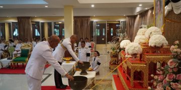 ปราจีนบุรึ พิธีถวายน้ำสรงพระบรมศพเบื้องหน้าพระฉายาลักษณ์ สมเด็จพระนางเจ้าสิริกิติ์ พระบรมราชินีนาถ พระบรมราชชนนีพันปีหลวง 31 ปราจีนบุรึ พิธีถวายน้ำสรงพระบรมศพเบื้องหน้าพระฉายาลักษณ์ สมเด็จพระนางเจ้าสิริกิติ์ พระบรมราชินีนาถ พระบรมราชชนนีพันปีหลวง