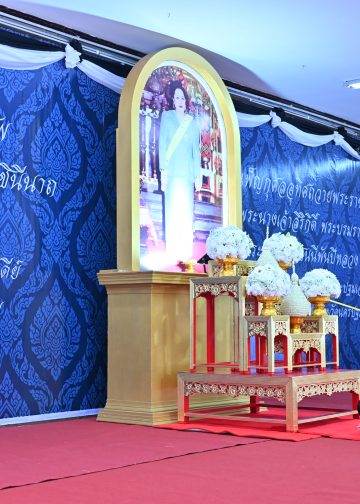 กาญจนบุรี – ชาวกาญจน์ ร่วมพิธีถวายน้ำสรงพระบรมศพเบื้องหน้าพระฉายาลักษณ์ สมเด็จพระนางเจ้าสิริกิติ์ พระบรมราชินีนาถ พระบรมราชชนนีพันปีหลวง