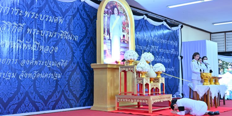 กาญจนบุรี - ชาวกาญจน์ ร่วมพิธีถวายน้ำสรงพระบรมศพเบื้องหน้าพระฉายาลักษณ์ สมเด็จพระนางเจ้าสิริกิติ์ พระบรมราชินีนาถ พระบรมราชชนนีพันปีหลวง 12 กาญจนบุรี – ชาวกาญจน์ ร่วมพิธีถวายน้ำสรงพระบรมศพเบื้องหน้าพระฉายาลักษณ์ สมเด็จพระนางเจ้าสิริกิติ์ พระบรมราชินีนาถ พระบรมราชชนนีพันปีหลวง