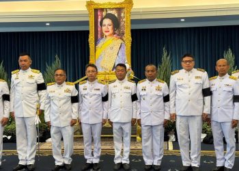 พสกนิกรชาวจังหวัดประจวบคีรีขันธ์ ร่วมถวายน้ำสรงพระบรมศพหน้าพระฉายาลักษณ์ สมเด็จพระนางเจ้าสิริกิติ์ พระบรมราชินีนาถ พระบรมราชชนนีพันปีหลวง ณ ศาลาราชประชาสมาคม วังไกลกังวล อำเภอหัวหิน 33 พสกนิกรชาวจังหวัดประจวบคีรีขันธ์ ร่วมถวายน้ำสรงพระบรมศพหน้าพระฉายาลักษณ์ สมเด็จพระนางเจ้าสิริกิติ์ พระบรมราชินีนาถ พระบรมราชชนนีพันปีหลวง ณ ศาลาราชประชาสมาคม วังไกลกังวล อำเภอหัวหิน