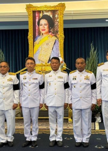 พสกนิกรชาวจังหวัดประจวบคีรีขันธ์ ร่วมถวายน้ำสรงพระบรมศพหน้าพระฉายาลักษณ์ สมเด็จพระนางเจ้าสิริกิติ์ พระบรมราชินีนาถ พระบรมราชชนนีพันปีหลวง ณ ศาลาราชประชาสมาคม วังไกลกังวล อำเภอหัวหิน