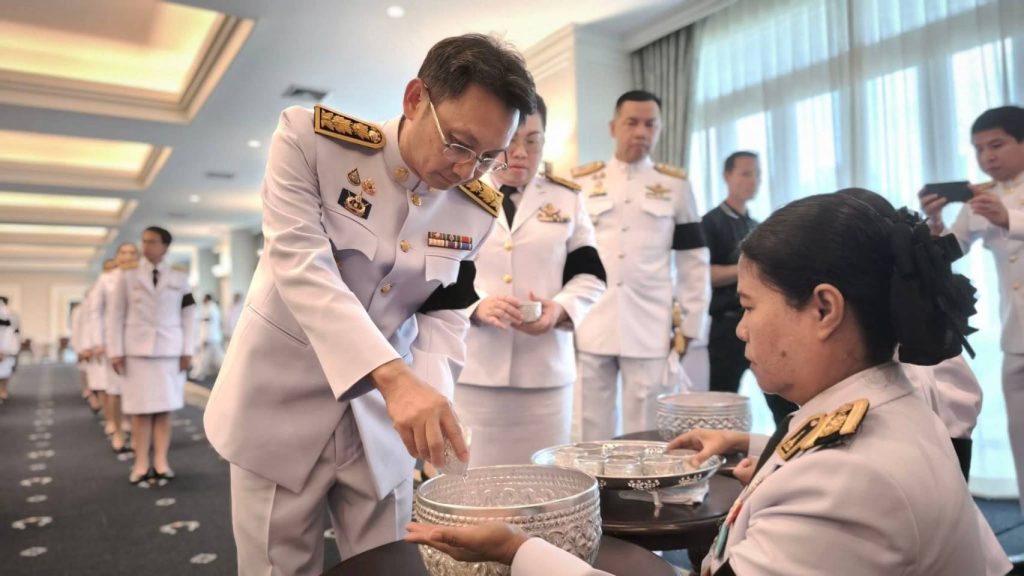 พสกนิกรชาวจังหวัดประจวบคีรีขันธ์ ร่วมถวายน้ำสรงพระบรมศพหน้าพระฉายาลักษณ์ สมเด็จพระนางเจ้าสิริกิติ์ พระบรมราชินีนาถ พระบรมราชชนนีพันปีหลวง ณ ศาลาราชประชาสมาคม วังไกลกังวล อำเภอหัวหิน 13 Talknews Online