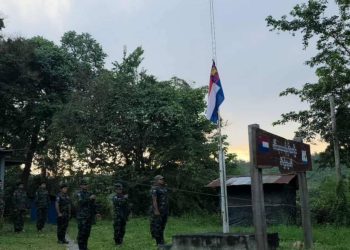 กาญจนบุรี - KNU. ส่งสารแสดงความเสียใจต่อการสวรรคตของสมเด็จพระนางเจ้าสิริกิติ์ พระบรมราชชนนีพันปีหลวง กองพลน้อยที่ 4 พล.จ.โพเล (ผู้การสิงห์โต) สั่งการ KNU.ประจำจังหวัดมะริด-ทวาย ลดธงครึ่งเสาทุกหมู่บ้าน 19 กาญจนบุรี – KNU. ส่งสารแสดงความเสียใจต่อการสวรรคตของสมเด็จพระนางเจ้าสิริกิติ์ พระบรมราชชนนีพันปีหลวง กองพลน้อยที่ 4 พล.จ.โพเล (ผู้การสิงห์โต) สั่งการ KNU.ประจำจังหวัดมะริด-ทวาย ลดธงครึ่งเสาทุกหมู่บ้าน