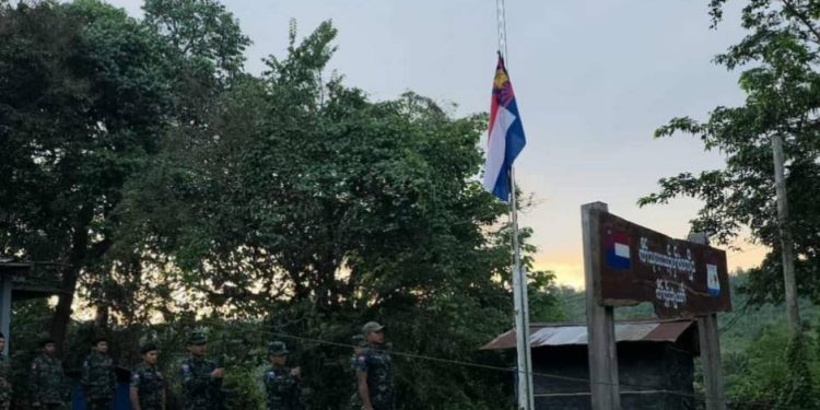กาญจนบุรี - KNU. ส่งสารแสดงความเสียใจต่อการสวรรคตของสมเด็จพระนางเจ้าสิริกิติ์ พระบรมราชชนนีพันปีหลวง กองพลน้อยที่ 4 พล.จ.โพเล (ผู้การสิงห์โต) สั่งการ KNU.ประจำจังหวัดมะริด-ทวาย ลดธงครึ่งเสาทุกหมู่บ้าน 12 กาญจนบุรี – KNU. ส่งสารแสดงความเสียใจต่อการสวรรคตของสมเด็จพระนางเจ้าสิริกิติ์ พระบรมราชชนนีพันปีหลวง กองพลน้อยที่ 4 พล.จ.โพเล (ผู้การสิงห์โต) สั่งการ KNU.ประจำจังหวัดมะริด-ทวาย ลดธงครึ่งเสาทุกหมู่บ้าน