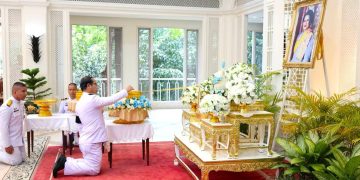 สกลนคร พระตำหนักภูพานราชนิเวศน์ เปิดให้พสกนิกร ถวายน้ำสรงพระบรมศพ ลงนามถวายความอาลัย แด่สมเด็จพระพันปีหลวง 29 สกลนคร พระตำหนักภูพานราชนิเวศน์ เปิดให้พสกนิกร ถวายน้ำสรงพระบรมศพ ลงนามถวายความอาลัย แด่สมเด็จพระพันปีหลวง