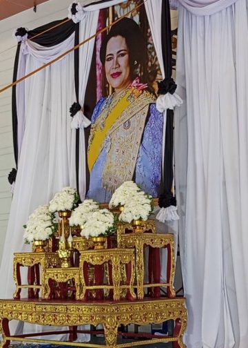 จังหวัดสิงห์บุรี จัดพิธีสรงน้ำพระบรมศพ สมเด็จพระนางเจ้าสิริกิติ์ พระบรมราชินีนาถ พระบรมราชชนนีพันปีหลวง
