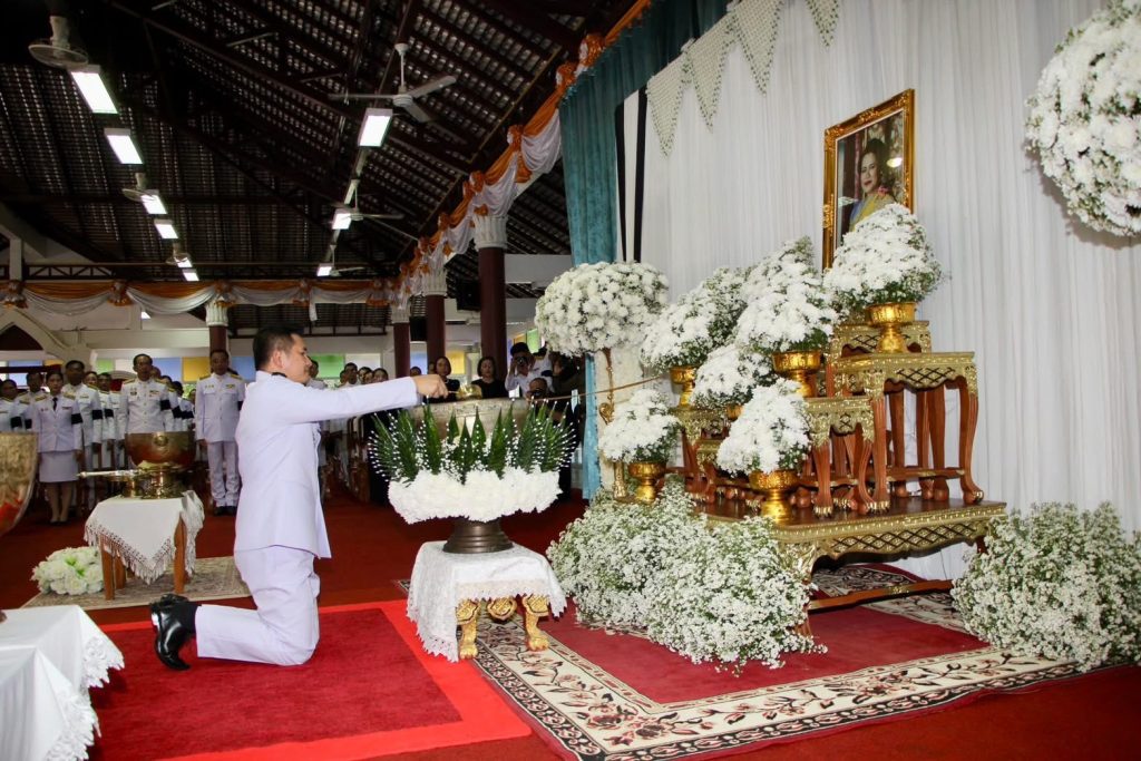 น่าน จัดพิธีถวายน้ำสรงพระบรมศพ เบื้องหน้าพระฉายาลักษณ์สมเด็จพระนางเจ้าสิริกิติ์ พระบรมราชินีนาถ พระบรมราชชนนีพันปีหลวง 13 Talknews Online