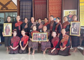 กาฬสินธุ์กลุ่มสตรีทอผ้าไหมแพรวาบ้านโพน สุดอาลัยพระบรมราชชนนีพันปีหลวง