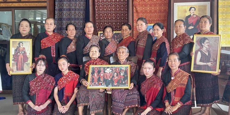 กาฬสินธุ์กลุ่มสตรีทอผ้าไหมแพรวาบ้านโพน สุดอาลัยพระบรมราชชนนีพันปีหลวง 12 กาฬสินธุ์กลุ่มสตรีทอผ้าไหมแพรวาบ้านโพน สุดอาลัยพระบรมราชชนนีพันปีหลวง