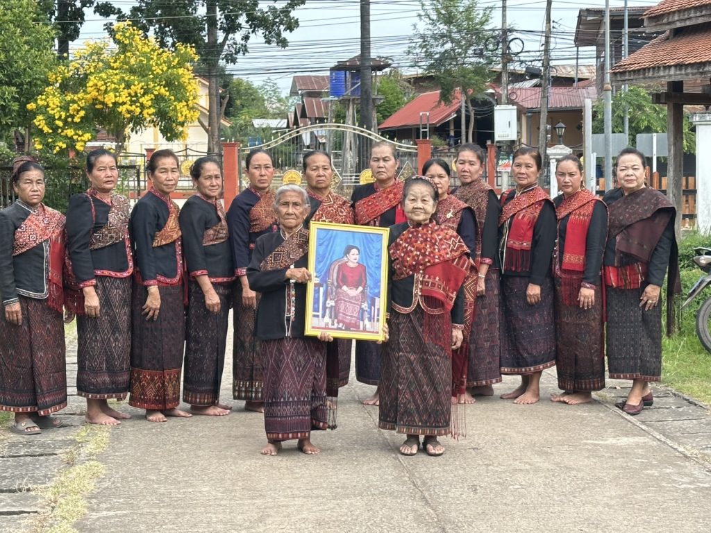 กาฬสินธุ์กลุ่มสตรีทอผ้าไหมแพรวาบ้านโพน สุดอาลัยพระบรมราชชนนีพันปีหลวง 13 Talknews Online